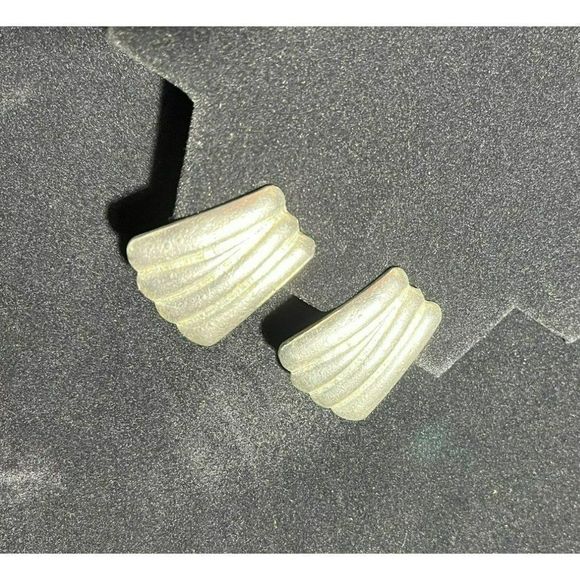 Vintage‎ Textured Clip on Earrings Muted/Brushed Silver Tone Over an Inch Long - Picture 2 of 9